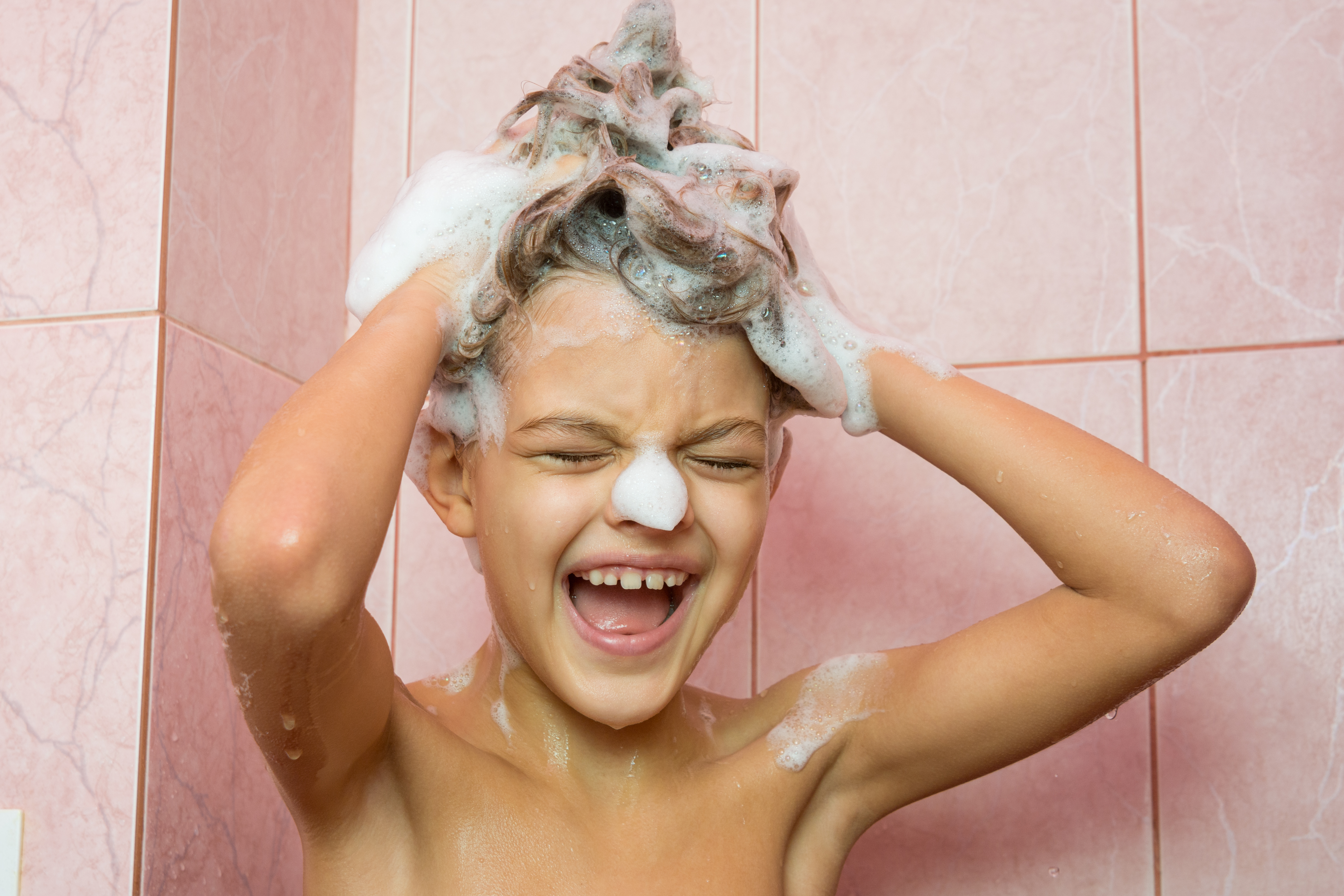 Подмывается в ванной. Девочка намыливает волосы. Девушка подмывается. Дети намыливают волосы. Мужчина мылит голову.